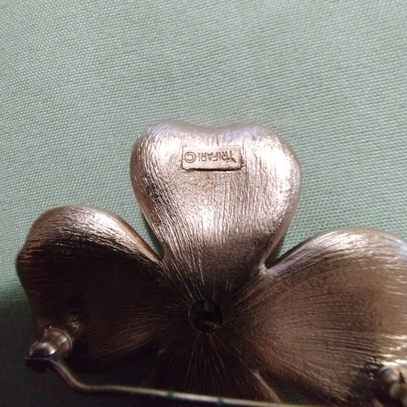 Vintage Crown Trifari Dogwood brooch pin - Picture 3 of 4